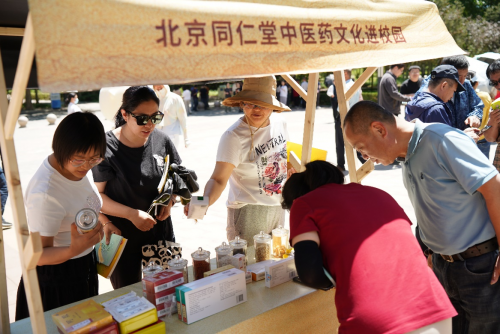 星辉平台-首都校园再掀“中医药传统文化节” 北京同仁堂走进北京电子科技职业学院