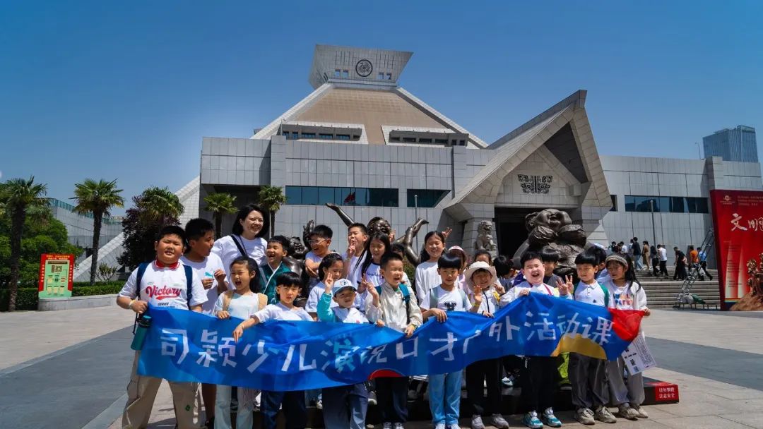 星辉平台-“文明赓续·古今交融——许鸿飞雕塑世界巡展·郑州站”在河南博物院开幕