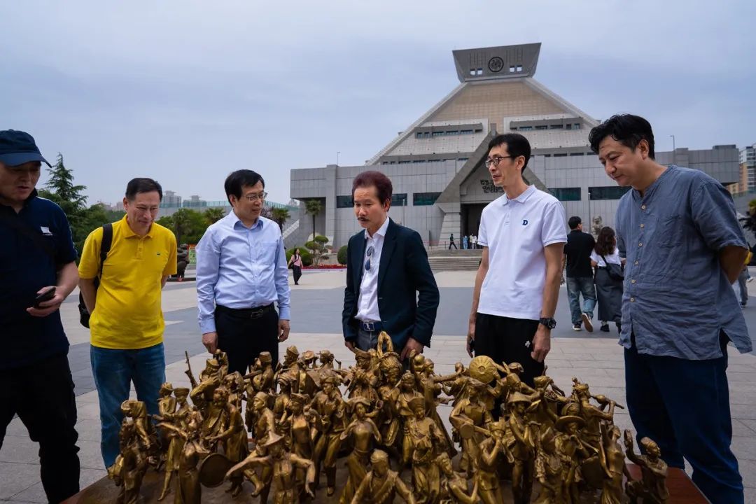 星辉平台-“文明赓续·古今交融——许鸿飞雕塑世界巡展·郑州站”在河南博物院开幕