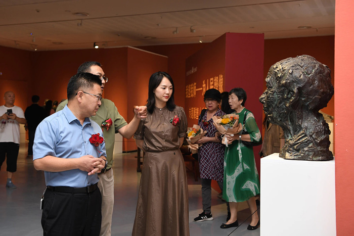 星辉平台-“我塑我师——为人民塑像”专题雕塑（油画）展在遵义开幕